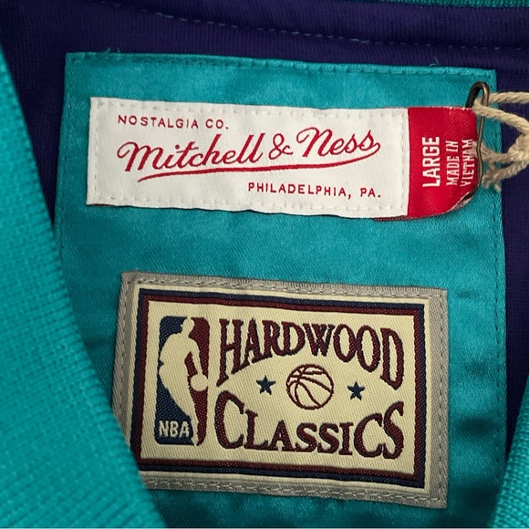 New Mitchell & Ness NBA Charlotte Hornets Lightweight Satin Jacket Size Large - Picture 3 of 10